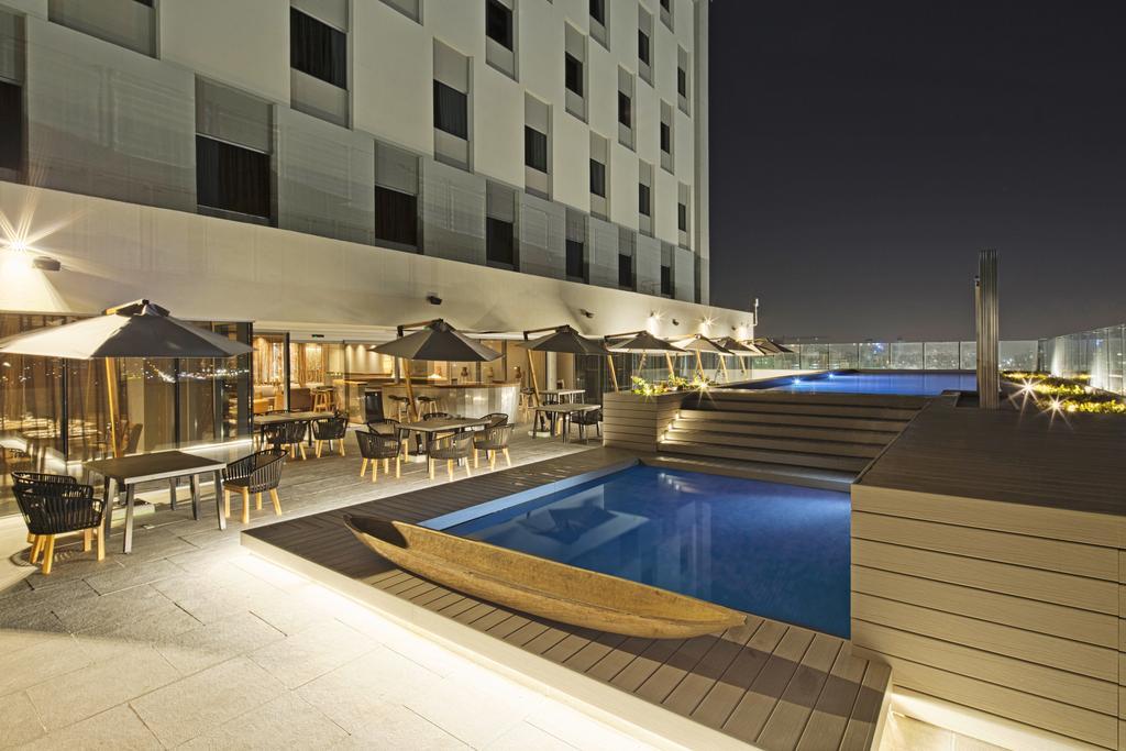 Movich Buro 51 Hotell Barranquilla  Exteriör bild The pool at the hotel